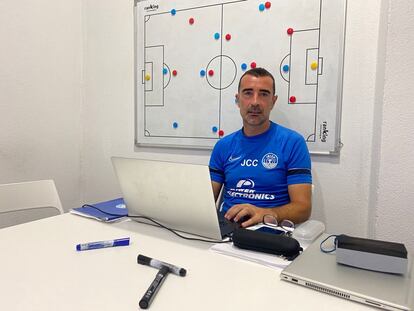 Juan Carlos Carcedo, en su oficina de Can Misses. El entrenador de la UD Ibiza logró el ascenso a LaLiga SmartBank en su primera temporada en el cargo.