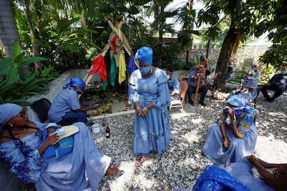 Sacerdotes vudús asisten a una ceremonia vudú en Puerto Príncipe.