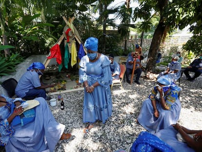 Sacerdotes vudús asisten a una ceremonia vudú en Puerto Príncipe.