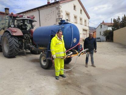 Julio Capillas, alcalde de Busto de Bureba (izquierda), y Javier Ruiz, de Miraveche (derecha), con un tractor para limpiar las calles.