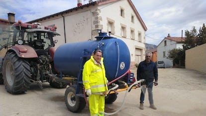 Julio Capillas, alcalde de Busto de Bureba (izquierda), y Javier Ruiz, de Miraveche (derecha), con un tractor para limpiar las calles.