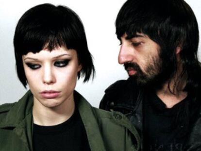 Integrantes del grupo Crystal Castles.