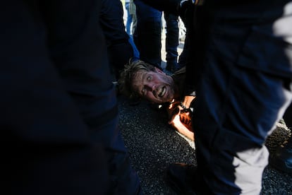 La policía detiene a un manifestante durante la protesta en Tel Aviv, este martes. 