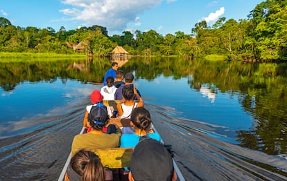 Canoa con turistas en uno de los ríos del parque nacional Yasuní, en el Oriente ecuatoriano. 