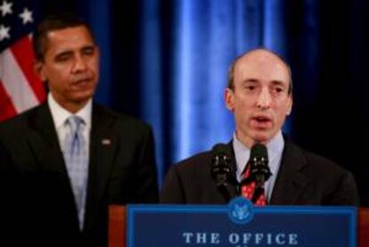 El hasta ahora director de la Comisión de Negociación de Futuros (CFTC, por su sigla en inglés), Gary Gensler, junto al presidente de los Estados Unidos, Barak Obama, durante una rueda de prensa en el Hotel Drake, en Chicago (EE.UU.) en 2008. EFE/Archivo