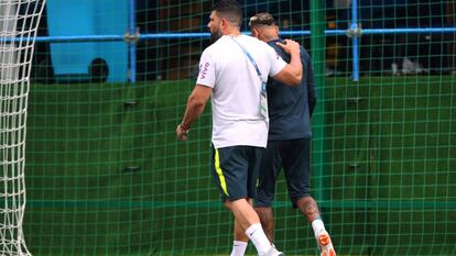 Neymar abandona el entrenamiento tras sufrir un golpe en el pie.