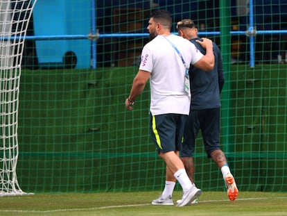 Neymar sai do treinamento do Brasil em Sochi.