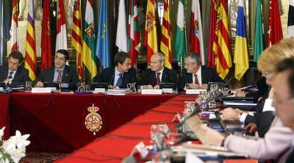 Núñez Feijóo (Galicia), Patxi López (Euskadi), Rodríguez Zapatero, Montilla (Cataluña) y Griñán (Andalucía) en la reunión del lunes.