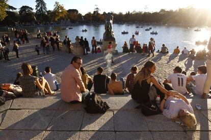 El madrileño parque del Retiro ha sido uno de los lugares favoritos de madrileños y turistas ante el buen tiempo en este puente.