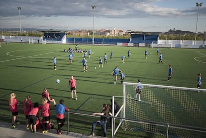 Instalaciones de la AEM Lleida, con niños y niñas de categoría infantil entrenando.