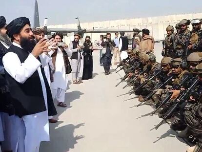 El portavoz del Gobierno talibán, Zabihullah Mujahid, habla con una unidad militar en el aeropuerto de Kabul, el pasado 31 de agosto.
