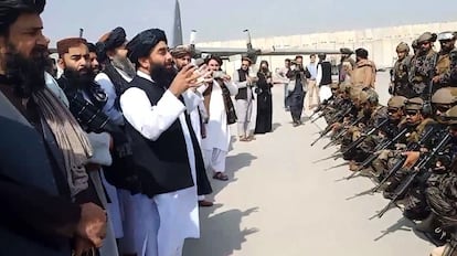 El portavoz del Gobierno talibán, Zabihullah Mujahid, habla con una unidad militar en el aeropuerto de Kabul, el pasado 31 de agosto.