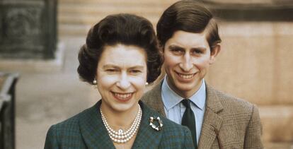 Isabel II y su hijo Carlos, en una imagen tomada en Windsor en 1969 .
