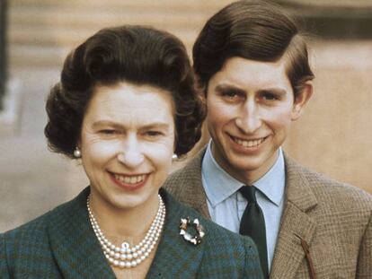 Isabel II y su hijo Carlos, en una imagen tomada en Windsor en 1969 . 