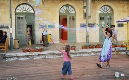 Actividades infantiles ante la fachada de la antigua estación de Jerusalén.