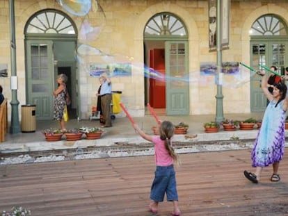 Actividades infantiles ante la fachada de la antigua estación de Jerusalén.