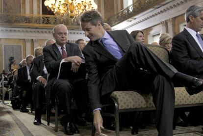 Timothy Geithner se agacha a coger unos papeles durante el encuentro con representantes del sector hipotecario ayer en Washington.