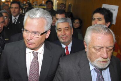 Garzón, en la foto junto a Eduardo Luis Duhalde, fue insultado por simpatizantes de Videla al acudir a un juicio en la ciudad de Córdoba contra el ex dictador