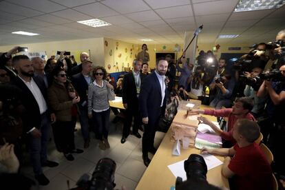 Santiago Abascal vota este domingo en un colegio electoral de Pinar del Rey (Madrid).