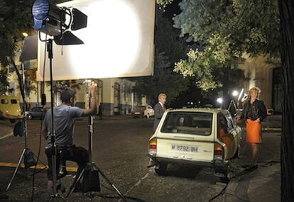 Antonio (Inmanol Arias) y Merche (Ana Duato) en el rojade de la serie con uno de los coches típicos de la época.