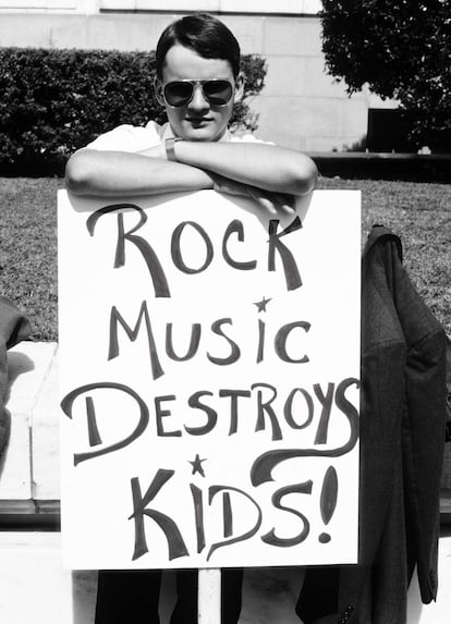 Uno de los carteles que se podían leer durante la campaña de presión de la PMRC: "¡La música rock destroza a los niños!".