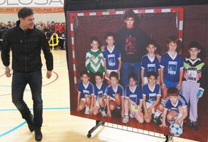 Xabi Alonso mira la foto del equipo en el que jugó cuando participó en el torneo Shanti de Tolosa. El hoy centrocampista del Real Madrid es el niño que está agachado a la derecha sujetando el balón.