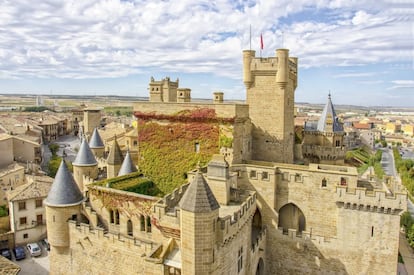 Su conjunto urbano es una mezcla de casonas blasonadas, murallas romanas, rúas atravesadas por arcos góticos, palacios renacentistas y barrocos e iglesias como la de Santa María, del siglo XIII. Durante la Edad Media, el castillo-fortaleza de Olite fue sede de los monarcas navarros: un conjunto formado por el Palacio Viejo, convertido en Parador Nacional de Turismo, y el Palacio Nuevo. El viejo castillo fue restaurado a la manera neorromántica, es decir, sin miramientos arqueológicos, en los años cuarenta del siglo XX por el arquitecto José Yárnoz, según su proyecto de 1923 inspirado en las reconstrucciones que el arquitecto francés Viollet le Duc aplicó en el siglo XIX en el castillo de Pierrefonds y en el recinto fortificado de Carcasona.