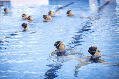 Las nadadoras Ona Carbonell y Paula Klamburg entrenan en las piscinas del centro de Alto Rendimiento de Sant Cugat del Valles. 