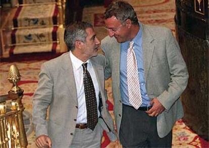 Gaspar Llamazares y Jesús Caldera charlan esta tarde, durante el pleno del Congreso de los Diputados.