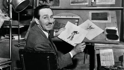 Walt Disney, con unos bocetos durante la preparación de 'Bambi'.