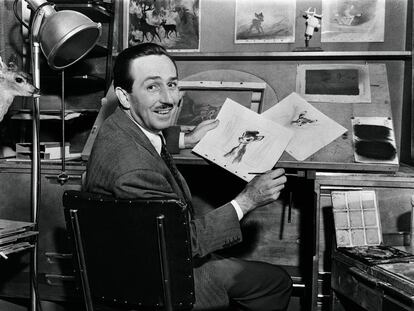 Walt Disney, con unos bocetos durante la preparación de 'Bambi'.