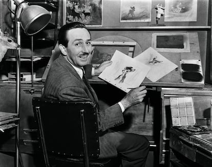 Walt Disney, con unos bocetos durante la preparación de 'Bambi'.