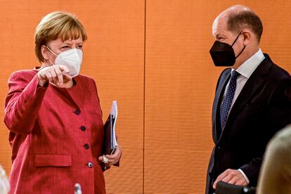 La canciller alemana Angela Merkel y el ministro de Finanzas, Olaf Scholz, este miércoles antes de la reunión del gabinete.