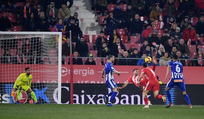 Stuani marca de chilena el gol del Girona ante el Alavés.