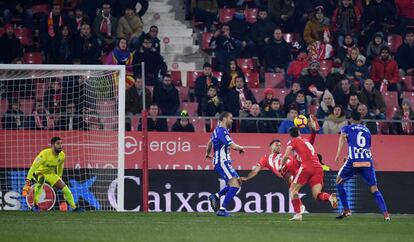 Stuani marca de chilena el gol del Girona ante el Alavés.