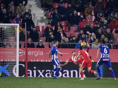 Stuani marca de chilena el gol del Girona ante el Alavés.