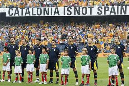 Los jugadores posan mientras una pancarta que defiende que Cataluña no es España cuelga del anfiteatro.
