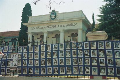 Por la Escuela Superior de Mecánica de la Armada (ESMA) pasaron más de 5.000 personas, allí fueron encerradas, torturadas y asesinadas entre 1976 y 1983. En 2017 se decidió que será sede del ministerio de Justicia y Derechos Humanos. 