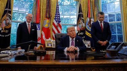 El presidente de Estados Unidos, Donald Trump, firma una orden ejecutiva en el Despacho Oval, acompañado por su secretario de Defensa, Pete Hegseth