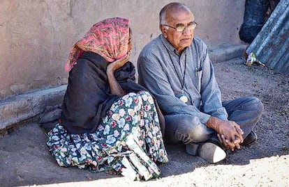 padre jesuita Javier Campos Morales “El Gallo”, habla con una mujer. El sacerdote fue asesinado el 21 de junio de 2022 en Urique, Chihuahua.