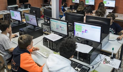 Alumnos de un instituto público en el aula de informática.