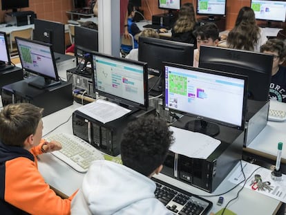 Alumnos de un instituto público en el aula de informática.