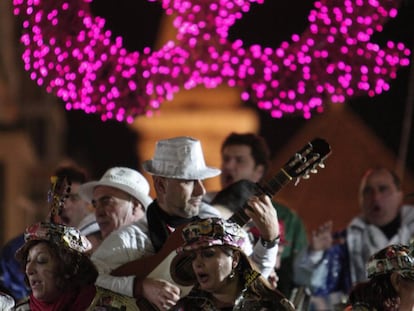 Una batea de un carrusel de coros cantando su repertorio por las calles del casco histórico de Cádiz.