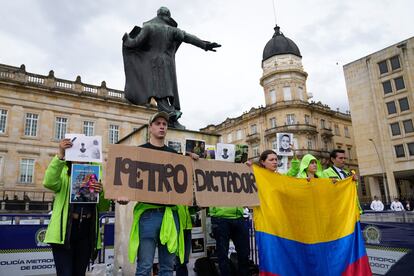 Aunque la marcha de los opositores al Ejecutivo de Gustavo Petro será mañana, este martes algunos se han asomado a la concentración del centro de Bogotá, donde se reúnen convocados por el Gobierno. En la imagen, un grupo de personas que se oponen a las políticas de Petro hacen presencia en la Plaza Nuñez, frente a la Casa Nariño.