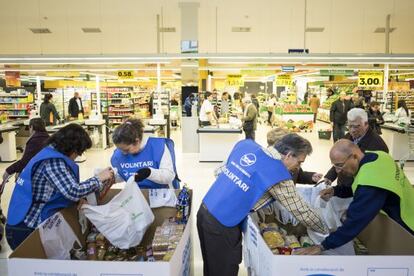 Recapte d'aliments al mercat del Ninot, a Barcelona, aquest divendres.