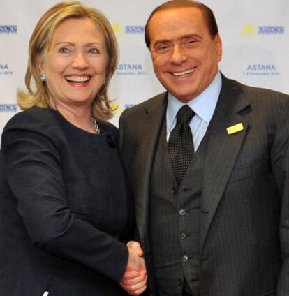 Clinton escucha a Berlusconi durante la foto de familia de la OSCE