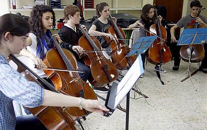 Seis violonchelistas de la Orquesta de Alumnos ensayaban ayer en su concentracin en Eibar.