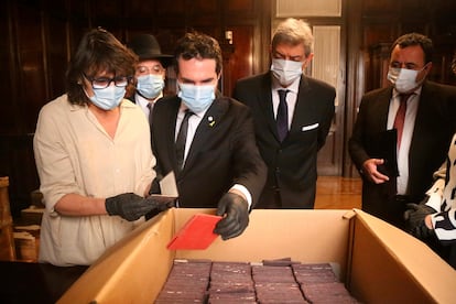 La investigadora Marcia Ras, el rabino Eliahu Hamra, el director ejecutivo del Museo del Holocausto de Buenos Aires, Jonathan Karszenbaum, el presidente de la Corte Suprema, Horacio Rosatti, y Pablo Lamounat, director del Centro de Asistencia Judicial Federal, inspeccionan documentos asociados con el régimen nazi.
