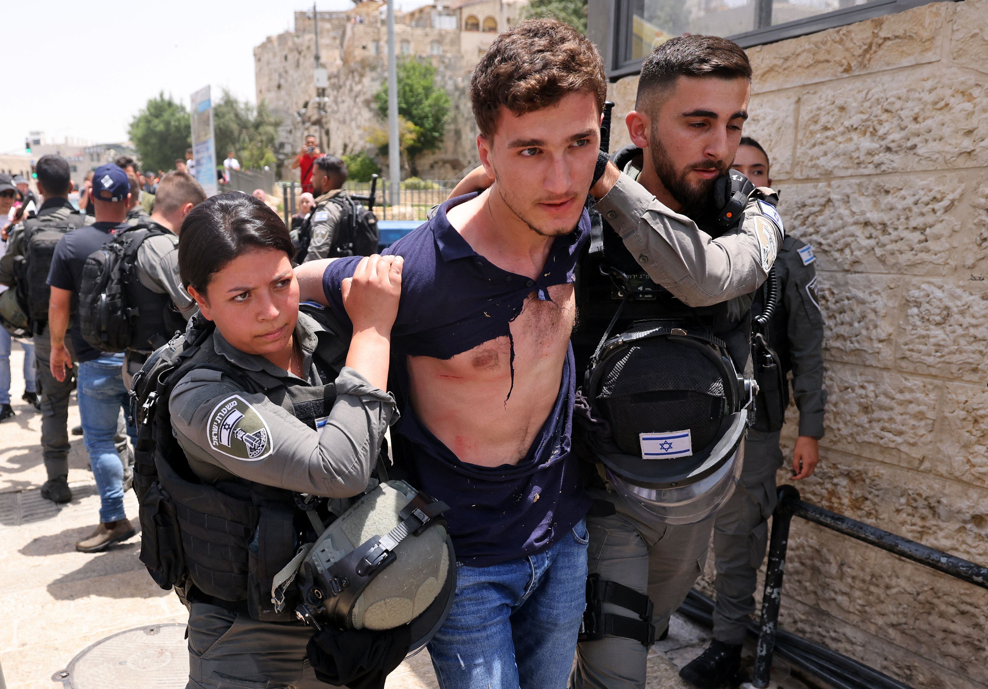 Agentes de policía detienen a manifestante palestino frente a la Puerta de Damasco en Jerusalén, este domingo.