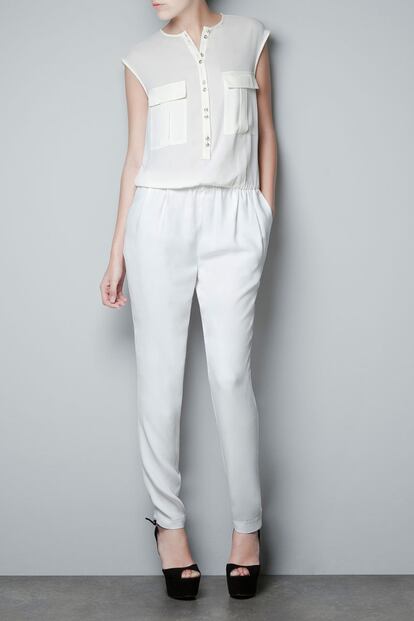 Mono blanco combinado con bolsillos XXL. Es de Zara y cuesta 39,95 euros.